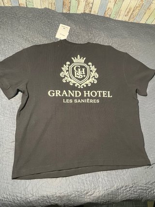 Camiseta negra con escudo