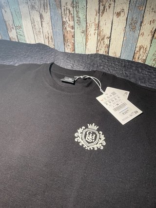 Camiseta negra con escudo