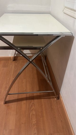 Mesa de estudio blanca y plateada
