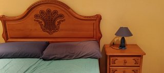 Dormitorio completo: cama 135cm, colchón y mesitas