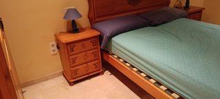 Dormitorio completo: cama 135cm, colchón y mesitas