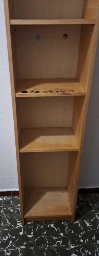 Estantería de madera marrón