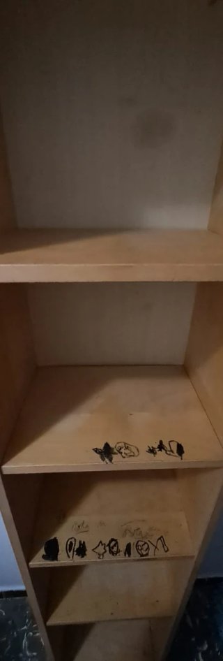 Estantería de madera marrón