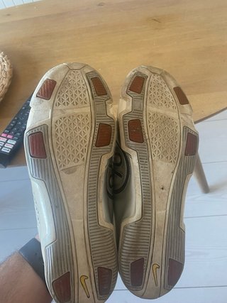 Zuecos Nike Total 90 Plata y Blanco