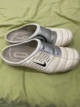 Zuecos Nike Total 90 Plata y Blanco