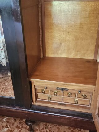 Dormitorio antiguo de madera y metal brocado.