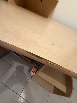Escritorio de madera con estantes