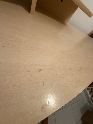 Escritorio de madera con estantes