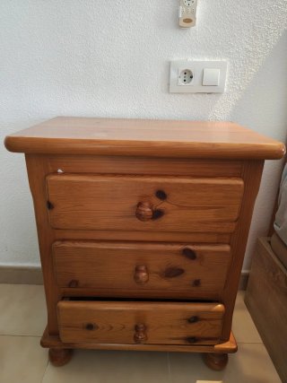 Mesita de noche de madera