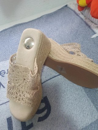 Sandalias cuña beige con encaje