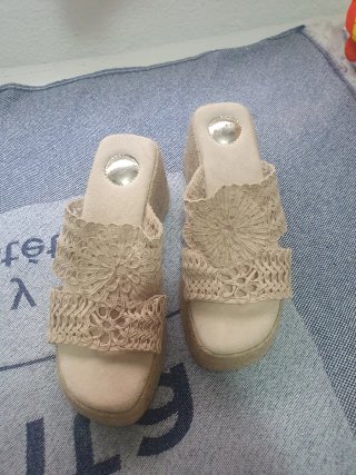 Sandalias cuña beige con encaje