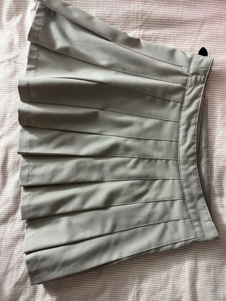 Falda plisada gris con hebillas