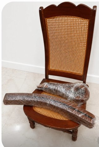 Mecedora de madera con asiento de ratán