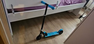 Patinete infantil azul y negro