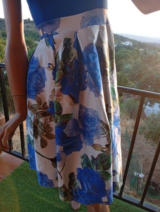 Vestido fiesta midi azul y falda floral