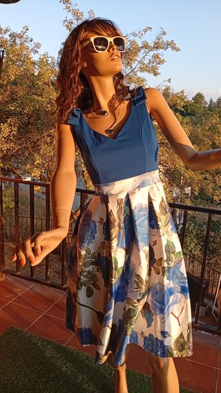 Vestido fiesta midi azul y falda floral