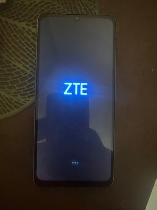 Celular ZTE Plata con Cargador