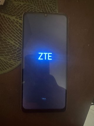 Celular ZTE Plata con Cargador