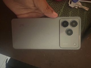 Celular ZTE Plata con Cargador