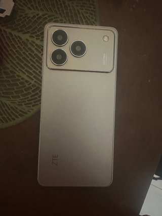 Celular ZTE Plata con Cargador