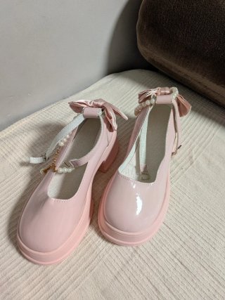 Zapatos plataforma rosa con lazo y perlas