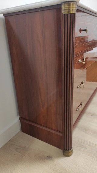 Cómoda de madera con tapa de mármol