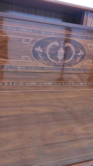 Cómoda de madera con tapa de mármol