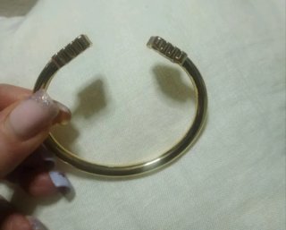 Pulsera dorada con diseño floral