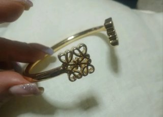 Pulsera dorada con diseño floral