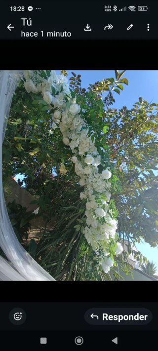 Arco de boda dorado y blanco. De 180€ a 150€.