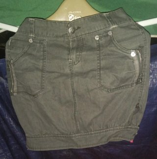 Falda verde militar con cremalleras