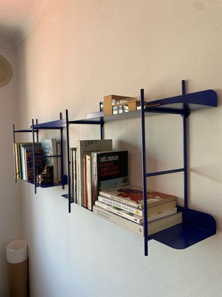 Estantería de pared azul metálica