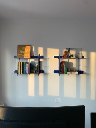 Estantería de pared azul metálica
