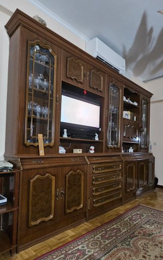 Mueble de salón clásico madera y cristal