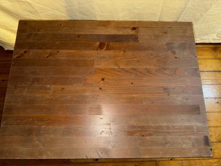 Mueble de madera con cajón y estantes