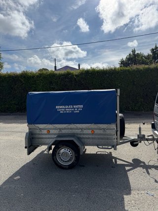 Remolque de coche con lona azul