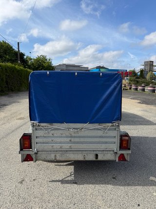 Remolque de coche con lona azul