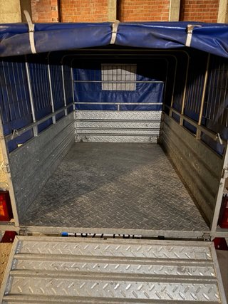 Remolque de coche con lona azul
