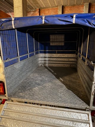 Remolque de coche con lona azul