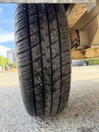 Remolque de coche con lona azul