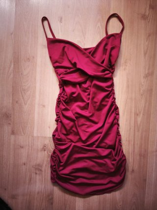 Vestido rojo cruzado con fruncido