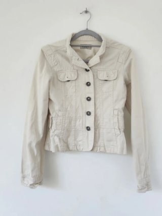 Chaqueta beige estilo militar