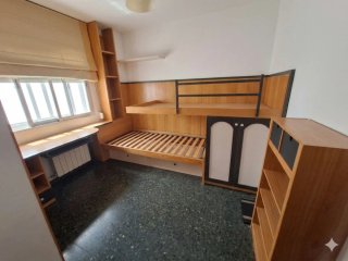 Tren de cama con escritorio y estanterías