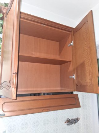 Cucina in legno di castagno con ante in vetro
