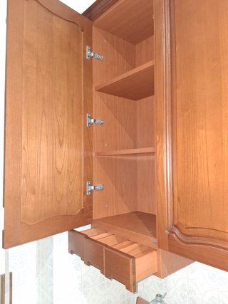Cucina in legno di castagno con ante in vetro