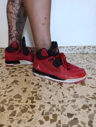 Zapatillas Jordan Rojas y Negras