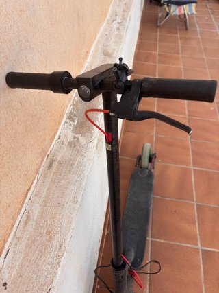 Patín eléctrica negra y roja