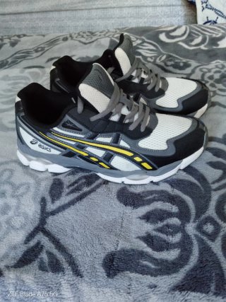 Zapatillas Asics grises y blancas