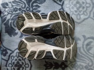 Zapatillas Asics grises y blancas
