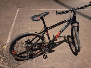 Bicicleta de montaña negra